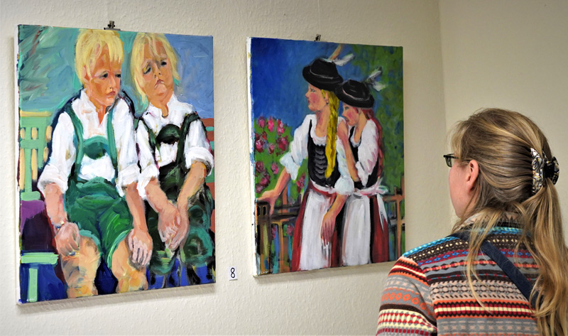 Betrachterin beim Bild „Buom & Madel“ von Eva Eiber. Foto: privat